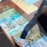 В Калининграде мужчина ловким движением украл наушники с прилавка (видео)
