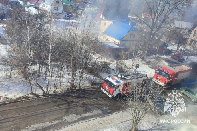 В Орле женщина не могла попасть в квартиру из-за захлопнувшейся балконной двери