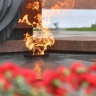 Суд отправил в колонию бросавших шишки в Вечный огонь