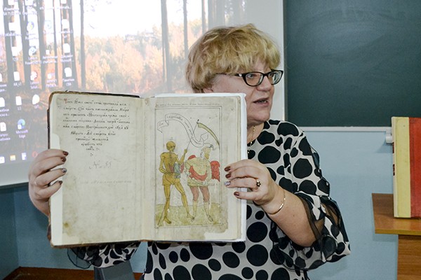 Осужденным в исправительной колонии №2 показали редкие книги