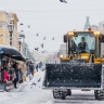 В Петербурге от снега активно расчищают подходы к метро