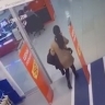Горожанка вынесла из магазина куртку под своей одеждой