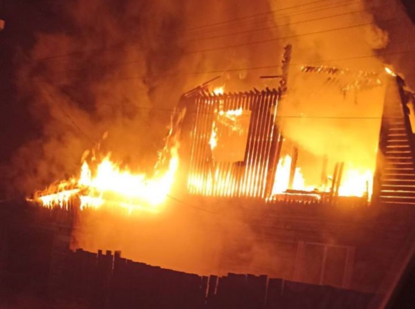 В пригороде Улан-Удэ пожар уничтожил половину жилого дома