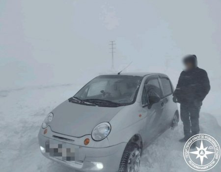 Спасатели освободили автомобиль из снежного плена на дороге в Башкирии