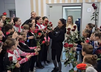 Амурские фигуристки встретили Алину Загитову «живым коридором» из роз