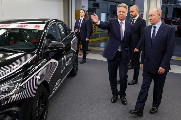 «Заднюю передачу включаешь — камера работает»: Путин заявил, что ему понравилась Lada Aura