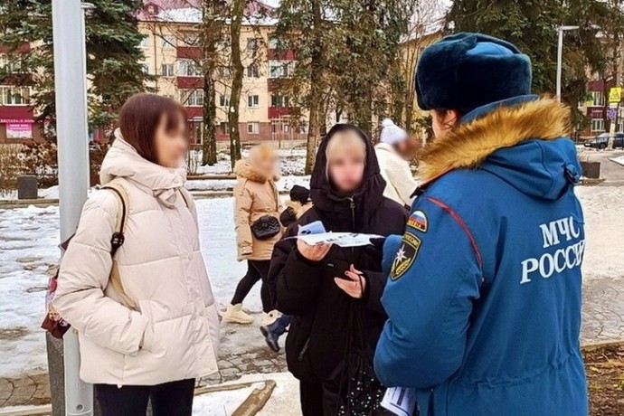 В Гагарине сотрудница госпожнадзора пообщалась с местными жителями