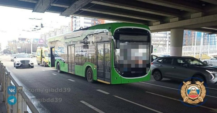 На Моспроспекте в салоне «Синары», водителя которой должны были обучить управлять троллейбусами, упали три пассажира
