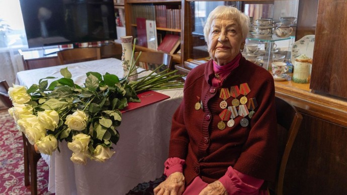 Тульскому труженику тыла в 100-летний юбилей вручили памятную медаль