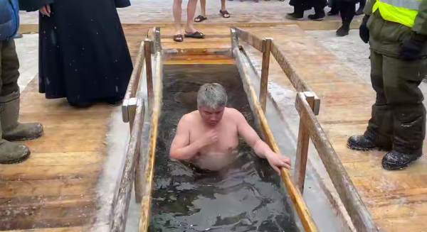 «Сразу на Крещение»: Глава Бурятии вернулся из Москвы и окунулся в прорубь