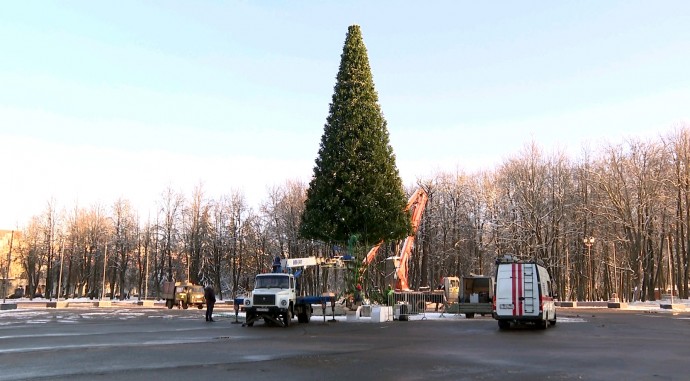 Погода внесла коррективы в демонтаж новогодней ёлки в Великом Новгороде