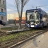 Синенький автобус в Астрахани протаранил опоры ЛЭП