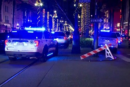 Въехавшего в толпу на автомобиле в США застрелили