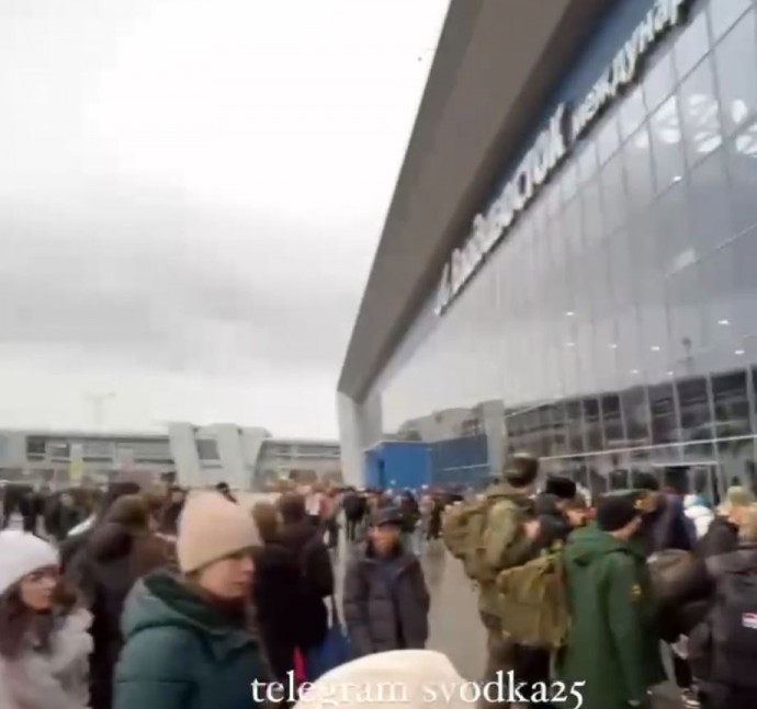 В Международном аэропорту Владивосток эвакуировали людей из-за угрозы пожара