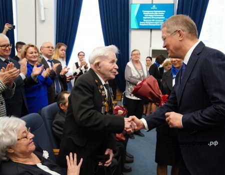 Глава Башкирии наградил ветеранов медалью к 80-летию Победы