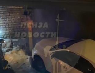 Прорыв на улице Луначарского в Пензе: кипяток заливает припаркованные машины