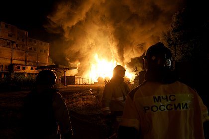Власти российского региона сообщили о продолжающемся четвертый день после атаки ВСУ пожаре