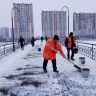 Астрахань откапывается от ночного снега 
