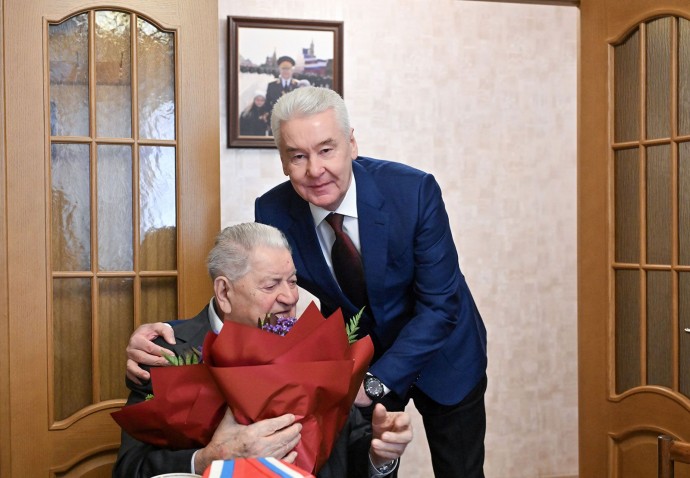 Сергей Собянин поздравил ветерана ВОВ Ивана Слухая с 100-летием