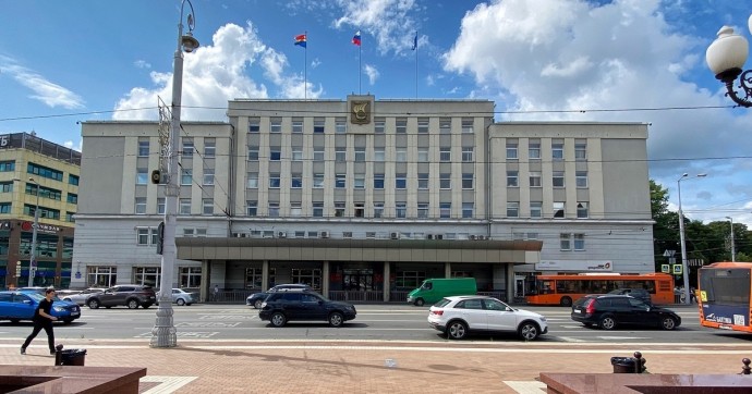 Калининградцы пожаловались на повреждённую плитку возле здания мэрии, власти обещают задуматься о ней в 2025-м