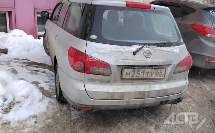 Из подъезда прямиком в сугроб: автохамы "заблокировали" жильцов дома в Южно-Сахалинске