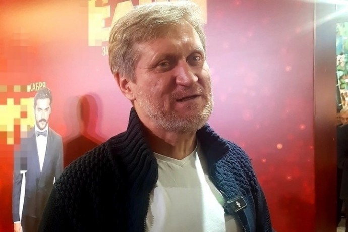 Актер Андрей Рожков сыграл в хоккей в российской колонии