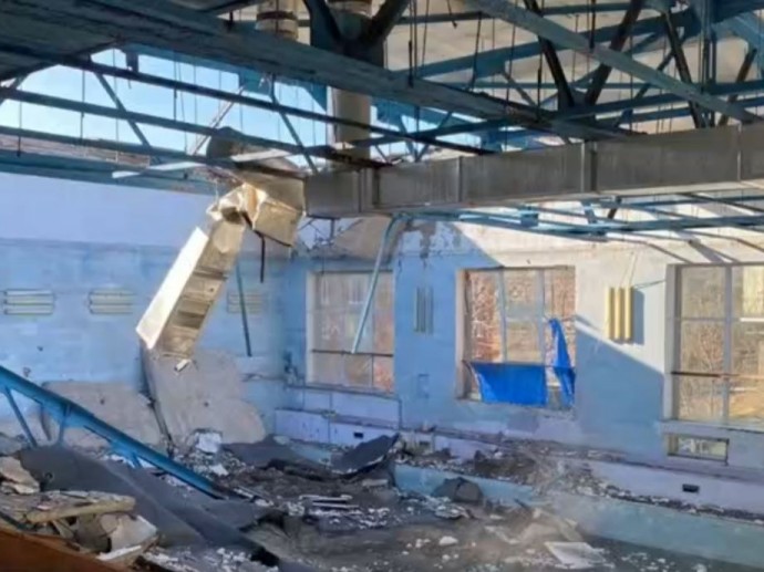 Во Владивостоке в одной из школ запускают учебный процесс после обрушения потолка
