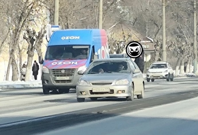 На улице Карпинского в Пензе иномарка врезалась в микроавтобус Ozon