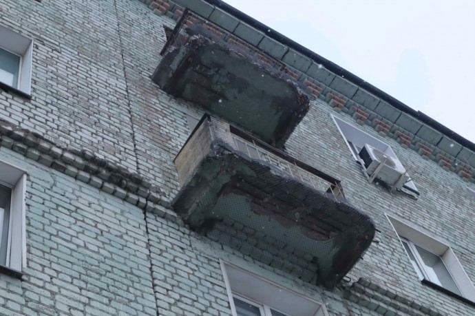 Капремонт обернулся бедой: жильцы кировского дома лишились козырьков и труб