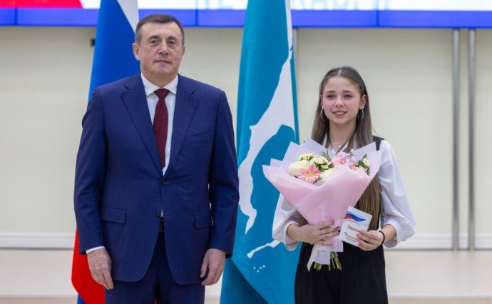 Валерий Лимаренко в День Конституции вручил паспорта юным сахалинцам и курильчанам