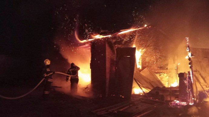 Автомобиль и трактор обгорели при пожаре в гараже в Архангельском