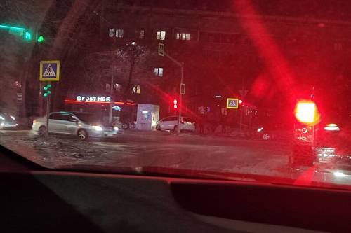В Благовещенске в результате ДТП автомобиль наехал на водомат