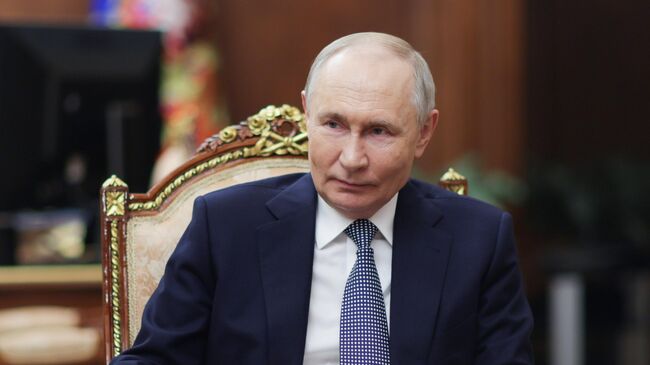 Путин поздравил патриарха Кирилла с Днем защитника Отечества