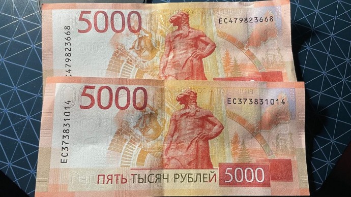 В сибирских регионах «засветились» новые пятитысячные купюры