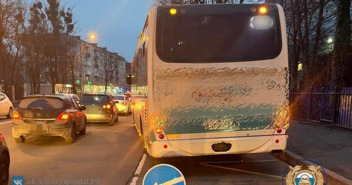 В Калининграде мужчина получил травмы, упав в салоне автобуса