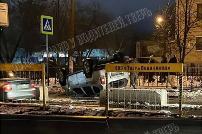 В Твери на проспекте Победы перевернулся Renault Duster
