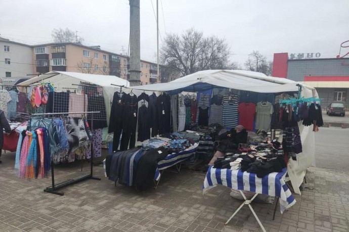 В Курске во время рейда накрыли незаконную ярмарку у кинотеатра «Родина»