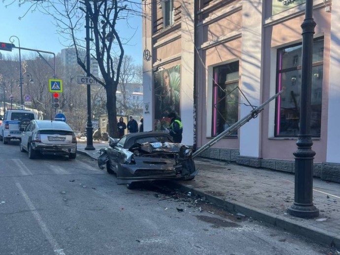 Спорткар в дрова: «дорогое» ДТП произошло в центре Владивостока