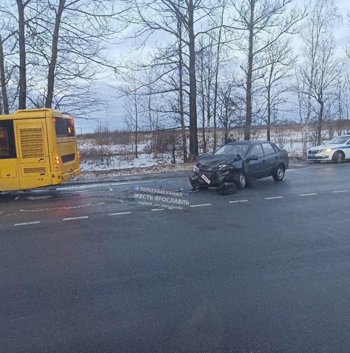 В Ярославле «Лада» врезалась в автобус: пострадал человек