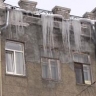 Над головами прохожих растут опасные сосульки