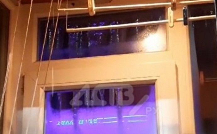 Жильцы четырёхэтажки в Южно-Сахалинске проснулись "под дождём"