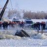 В Якутске прошли учения по подъему грузового автомобиля из-под льда