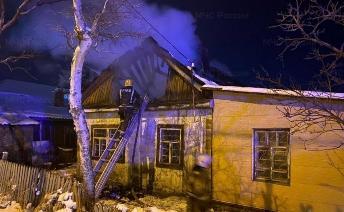 Кровля жилого дома горела в Смирных