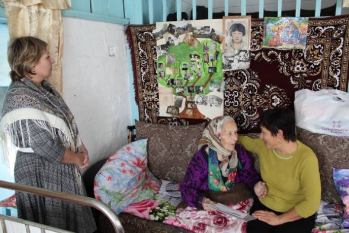 Жительницу Бурятии поздравили с 95-летием