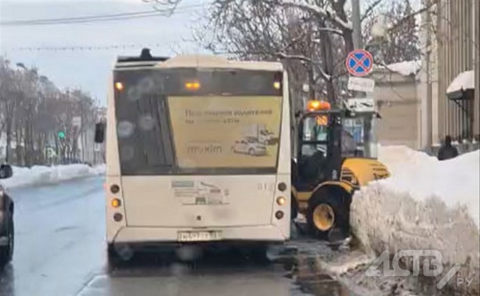 В центре Южно-Сахалинска не разъехались погрузчик и пассажирский автобус