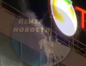 В Пензе с крыши ТЦ Онежский на припаркованные машины хлынул кипяток