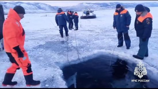Автомобиль УАЗ с двумя рыбаками провалился под лед озера Байкал в Ольхонском районе