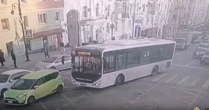 «Даже не суйтесь»: в центре Владивостока автобус протаранил легковушку