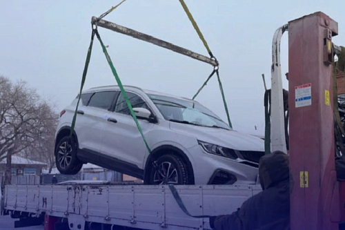 В Приамурье у предпринимателя-должника арестовали автомобиль Geely