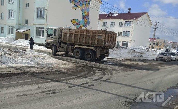 Южносахалинка: жители Дальнего рискуют попасть под авто из-за брошенного на дороге КамАЗа